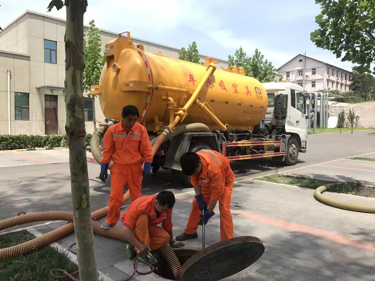 花山管道疏通车停在窨井附近