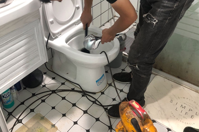 花山马桶堵塞自己疏通还是找师傅？专业上门服务让你省时更省心